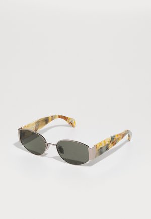 Occhiali da sole con lenti ovali scure, montatura in metallo argento e aste in plastica marmorizzata marrone-giallastra con motivi lineari.
