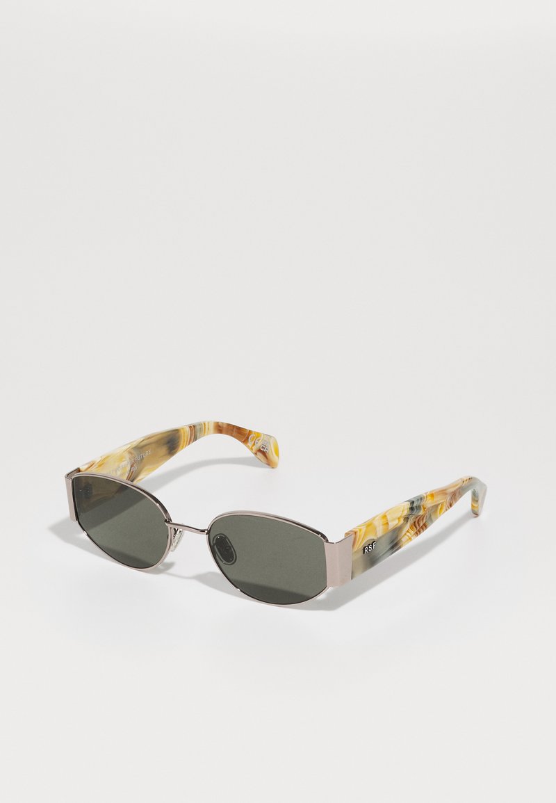Ochelari de soare cu lentile ovale întunecate, cadru de metal argintiu și brațe din plastic marmorat galben-brun cu modele liniare.