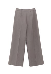 Spodnie o szerokich nogawkach w jasnoszarym kolorze, wykonane z fakturowanej tkaniny, z wysokim stanem i wyraźnymi zagięciami, oferujące dopasowany krój.