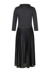 Schwarzes Kleid mit tailliertem Oberteil und drei Viertelärmeln, das in einen plissierten Rock übergeht. Durchgehend glatte Textur, ohne erkennbare Muster.