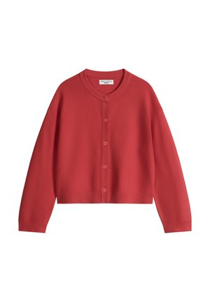 Czerwony, zapinany na guziki kardigan z długim rękawem, o okrągłym dekolcie i ściągaczu na dole, przedstawiony na płasko z widoczną metką marki wewnątrz kołnierzyka.