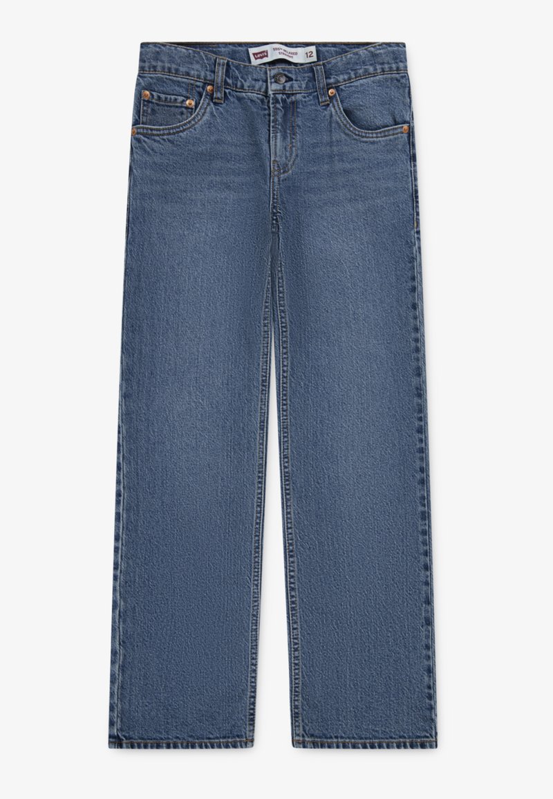 Jeans de mezclilla azul con corte recto, con botón y cremallera, cinco bolsillos y costuras de contraste. Etiqueta de talla visible en la cintura.
