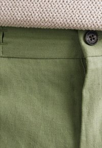 J.LINDEBERG BARON - Shorts - oil green