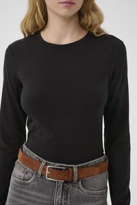 Svart langermet topp med rund hals, kombinert med grå høytlivsjeans og et brunt belte i semsket skinn med metallspenne.