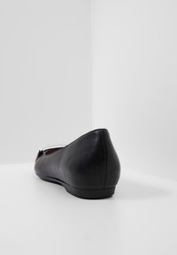 Czarne skórzane baleriny z zaokrąglonym noskiem, gładką teksturą, minimalistycznym designem i bez widocznych elementów metalowych czy akcentów.