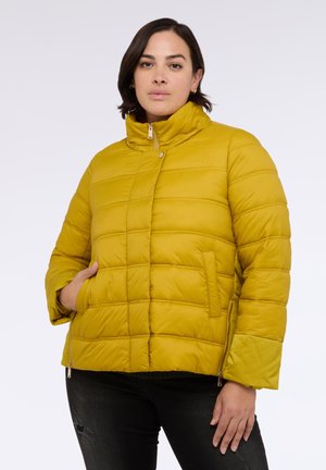 Geel donsjacket met hoge kraag, gestikt patroon, ritssluiting aan de voorkant en zijzakken. Het jack heeft een soepele, glanzende textuur.