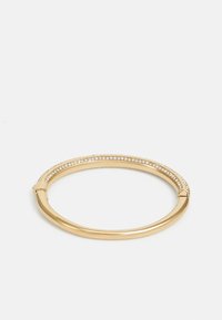 Bracciale color oro con un design liscio e arrotondato e una fila di pietre trasparenti integrate lungo il bordo superiore. Texture elegante e lucida.