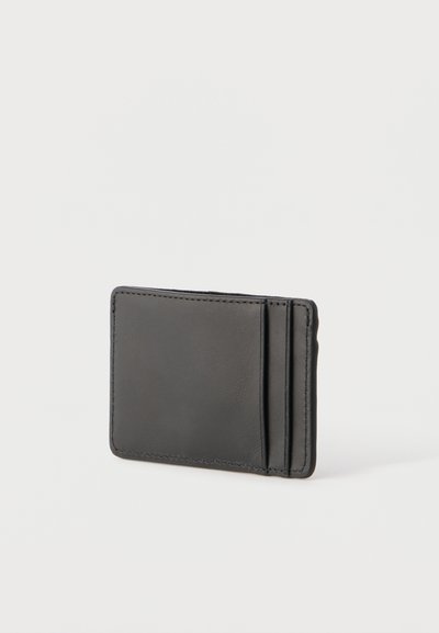 Μαύρο δερμάτινο θήκη καρτών με δύο εμφανείς θήκες δεξιά, σε απλό λευκό φόντο.