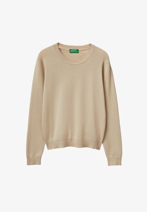 Pull beige à manches longues avec col ras du cou, en tricot, avec poignets et ourlet côtelés, arborant une étiquette verte United Colors of Benetton à l'intérieur du col.