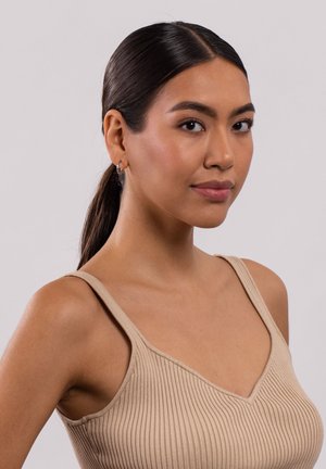 Beige geripptes Tanktop mit dünnen Trägern und V-Ausschnitt, mit einer glatten Textur und einer figurbetonten Passform. Lässig und vielseitig.