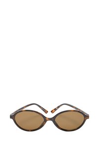 Brązowe okulary przeciwsłoneczne w stylu tortoiseshell z owalnymi soczewkami, zakrzywioną oprawą i smukłymi zausznikami. Soczewki są jasnobrązowe z gładkim, błyszczącym wykończeniem.