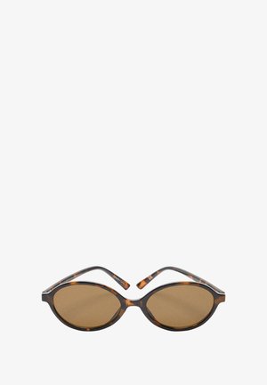 Brązowe okulary przeciwsłoneczne w stylu tortoiseshell z owalnymi soczewkami, zakrzywioną oprawą i smukłymi zausznikami. Soczewki są jasnobrązowe z gładkim, błyszczącym wykończeniem.