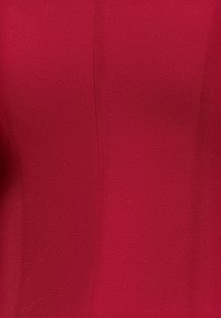 Rødt tætsiddende stof med en glat tekstur, der har lodrette syninger for at formgive. Ingen tydelige mønstre eller yderligere detaljer synlige.