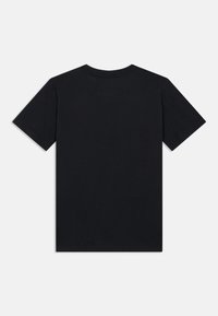 Tricou negru cu mânecă scurtă, fabricat din bumbac moale. Prezintă un decolteu rotund și partea din spate simplă, fără designuri sau accente. Croi regulat.