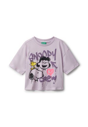 Camiseta corta color lila de mezcla de algodón con estampados gráficos de Snoopy, Lucy y un pájaro. Diseño de manga corta y cuello redondo.