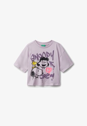 Camiseta corta color lila de mezcla de algodón con estampados gráficos de Snoopy, Lucy y un pájaro. Diseño de manga corta y cuello redondo.