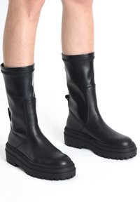 Inuovo Botas con plataforma - black