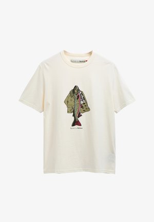 Κρεμ T-shirt με κοντά μανίκια, με εικόνα ενός ψαριού που φοράει πράσινο μπουφάν, με λεπτομερείς λέπια και υφή στο σχέδιο του μπουφάν.