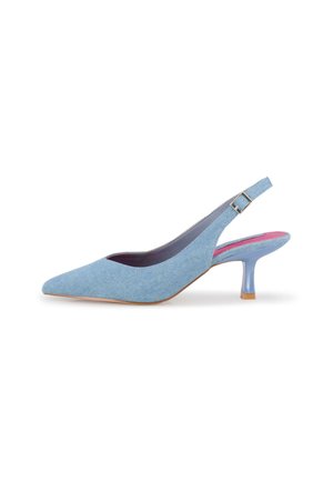 Zapato de tacón slingback de denim azul con punta afilada, tacón bajo transparente y forro interior liso. Detalle de hebilla en la correa ajustable.