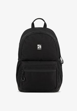 Mochila negra hecha de tela duradera con parte superior redondeada, bolsillo con cremallera en la parte frontal, bolsillos laterales de malla y un asa superior para llevar.