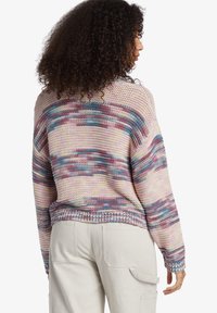 Maglione lavorato a maglia con un design multicolore in tonalità pastello di rosa, blu e viola. Presenta una vestibilità corta e dettagli a costine nell'orlo.