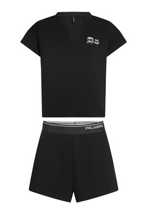 Ensemble deux pièces noir comprenant un haut à manches courtes avec une poche et un détail graphique, associé à un short à taille élastique, confectionné dans un tissu doux.