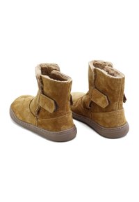 Botines de ante marrón con un forro interior suave, con una correa de velcro, punta redonda y suelas de goma para mayor agarre.