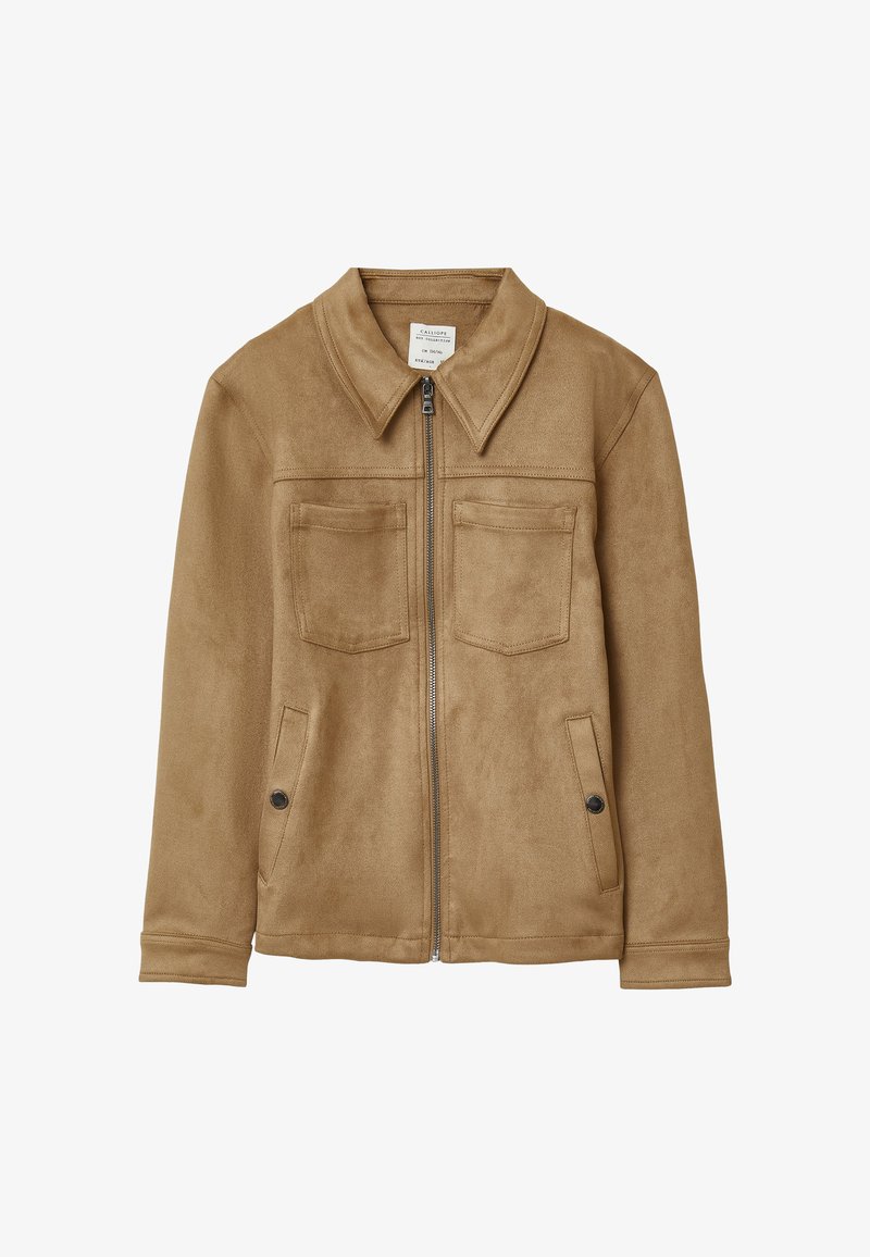Giacca con zip in pelle scamosciata color cammello con ampio colletto, due tasche applicate sul petto e due tasche laterali con bottoni a pressione.