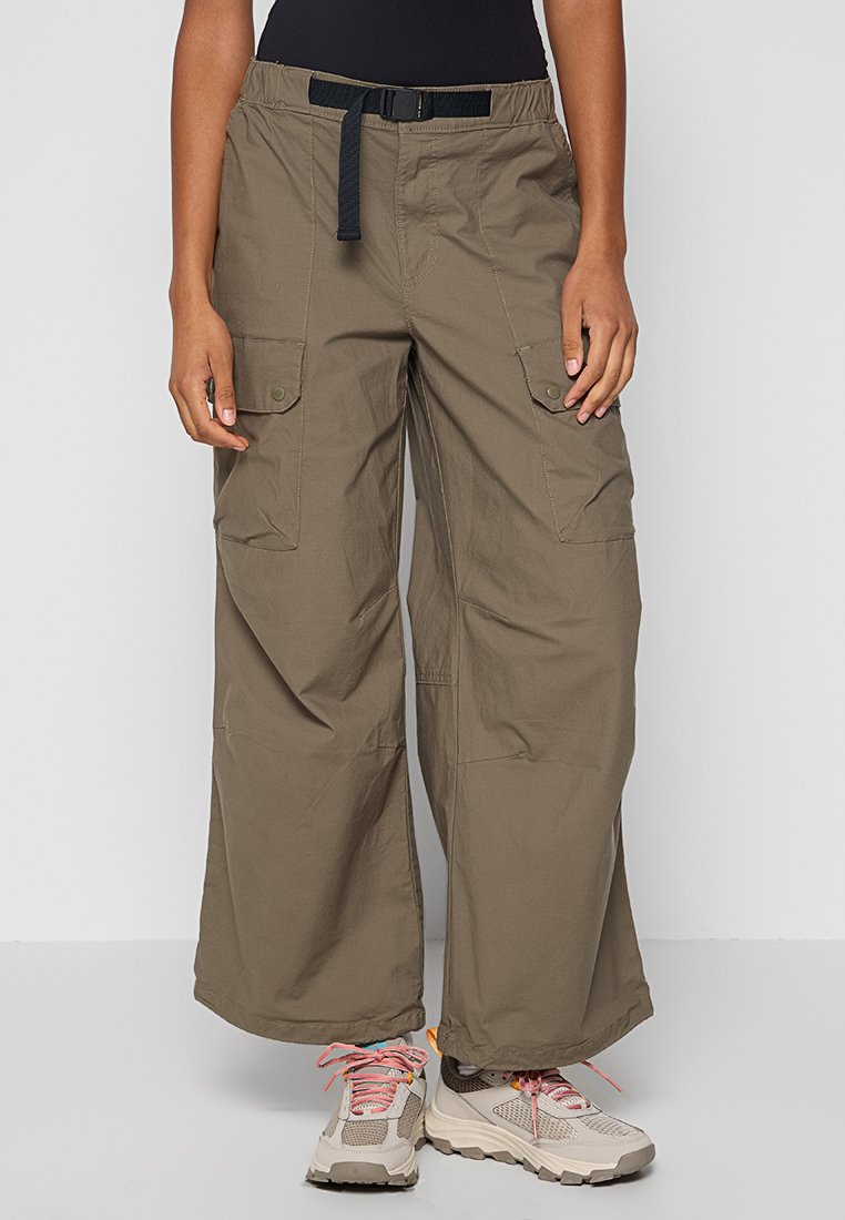 Spodnie cargo w oliwkowym kolorze, charakteryzujące się luźnym krojem, elastycznym pasem, przednimi kieszeniami z klapkami oraz czarnym paskiem.