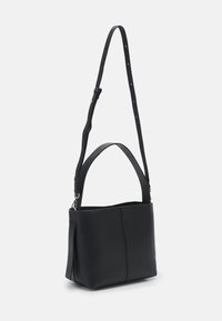Borsa a mano in pelle nera con forma rettangolare, doppi manici, tracolla regolabile e linee pulite. Superficie texturizzata con minimi dettagli.