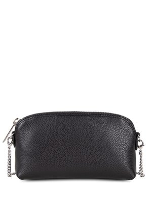 Czarna skórzana saszetka o fakturowanej powierzchni, zaokrąglonym kształcie, z srebrnym suwakiem i łańcuszkowym paskiem. Minimalistyczny design z wytłoczonym logo marki.
