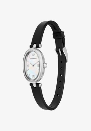 Reloj ovalado de mujer con caja de acero inoxidable plateado, correa de cuero negra y esfera blanca de nácar con números romanos.