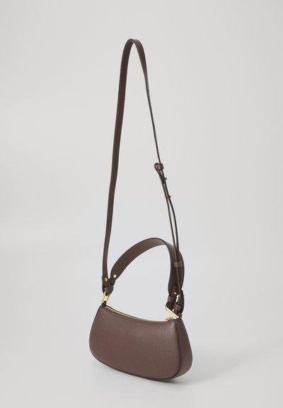 Sac à bandoulière en cuir marron avec une forme courbée, accents en matériel doré et une sangle ajustable. Surface texturée avec une fermeture éclair.