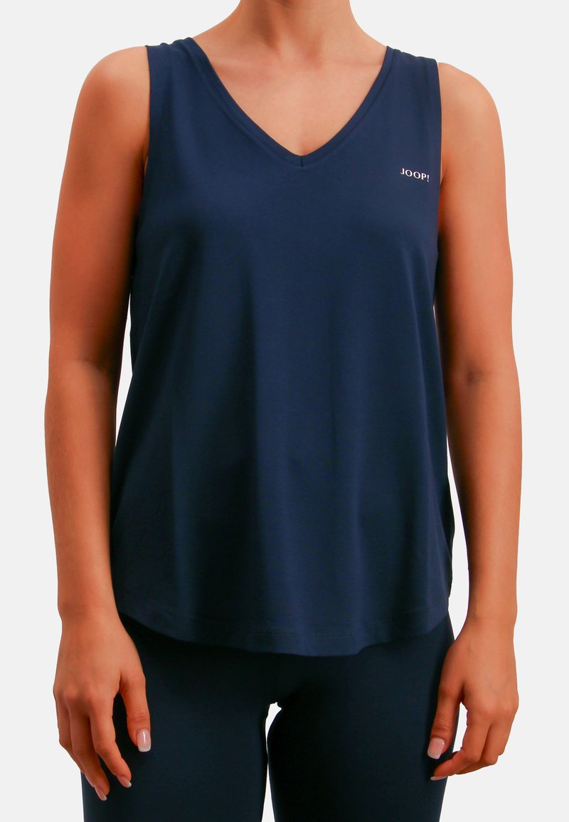 Laivastonsininen hihaton toppi pehmeästä kankaasta, jossa on v-kaula-aukko ja hienovarainen "JOOP!"-logo vasemmalla rinnan alueella. Rentoutunut istuvuus.