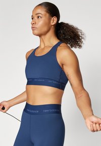 New Balance SLEEK MEDIUM SUPPORT BRA - Vidutiniškai krūtinę prilaikanti sportinė liemenėlė - navy