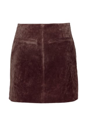 Bruine suède minirok met een gladde textuur, twee achterzakken en een verborgen rits aan de zijkant, afgewerkt met een rechte zoom.