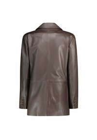 Veste en cuir marron, design ajusté avec un col cranté, texture lisse et poignets à boutons. Présente des coutures soignées et une fente au dos.