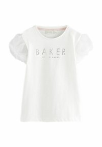 T-shirt blanc avec de courtes manches bouffantes transparentes et un col rond. Présente des lettres en strass argenté brillant "BAKER BY TED BAKER" sur le devant.