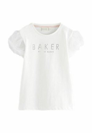 T-shirt blanc avec de courtes manches bouffantes transparentes et un col rond. Présente des lettres en strass argenté brillant "BAKER BY TED BAKER" sur le devant.