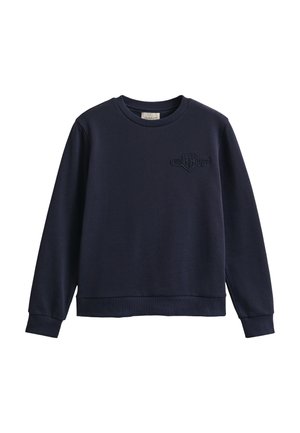 Bluză albastru închis cu mâneci lungi și guler rotund, cu manșete și tiv striați, având un logo discret pe partea stângă a pieptului.