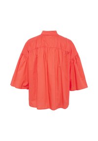 Blusa in cotone color corallo con una vestibilità morbida, maniche a campana ampie, cuciture arricciate sul retro e un colletto sottile.