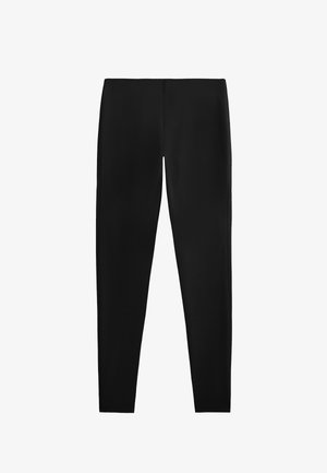 Musta legginsit, jotka on valmistettu sileästä ja joustavasta kankaasta. Muotoilussa on tiukka leikkaus ilman näkyviä saumoja tai kuvioita, tarjoten tyylikkään ilmeen.