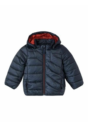 Doudoune bleu marine avec capuche, fermeture éclair à l'avant et doublure orange à l'intérieur de la capuche, conçue pour temps froid.