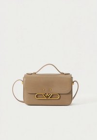 Smėlio spalvos odinė rankinė su struktūruota forma, viršutine rankena ir nuimamu dirželiu. Turi auksinio tono sagos detalę ir lygų paviršių.