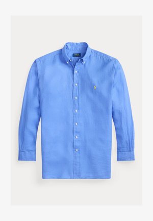 Cămașă light blue, cu mâneci lungi, din in, cu guler și un mic logo brodat galben în stânga pieptului.