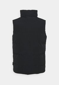 Chaleco negro sin mangas con cuello alto, textura acolchada y etiqueta con logo en el costado. Tejido liso y diseño con aislamiento.