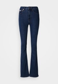 Blugi evazați de culoare albastru închis, realizați din denim, cu talie înaltă, prevăzuți cu fermoar, închidere cu nasture și detalii subtile de cusături.