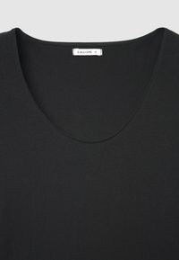 Top nero a maniche corte con scollo ampio e arrotondato. Realizzato in un tessuto liscio ed elastico con minima trama. L'etichetta reca la scritta "CALLIOPE S."