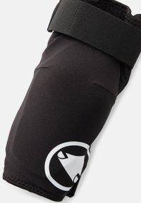 Codera negra hecha de un tejido duradero, con un logo blanco en el lateral y una correa negra ajustable para un ajuste seguro.