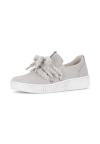 Lichtgrijze suède sneaker met een getextureerde grijze bontaccent, voorzien van elastische zijbanden en een witte rubberen zool met horizontale groeven.